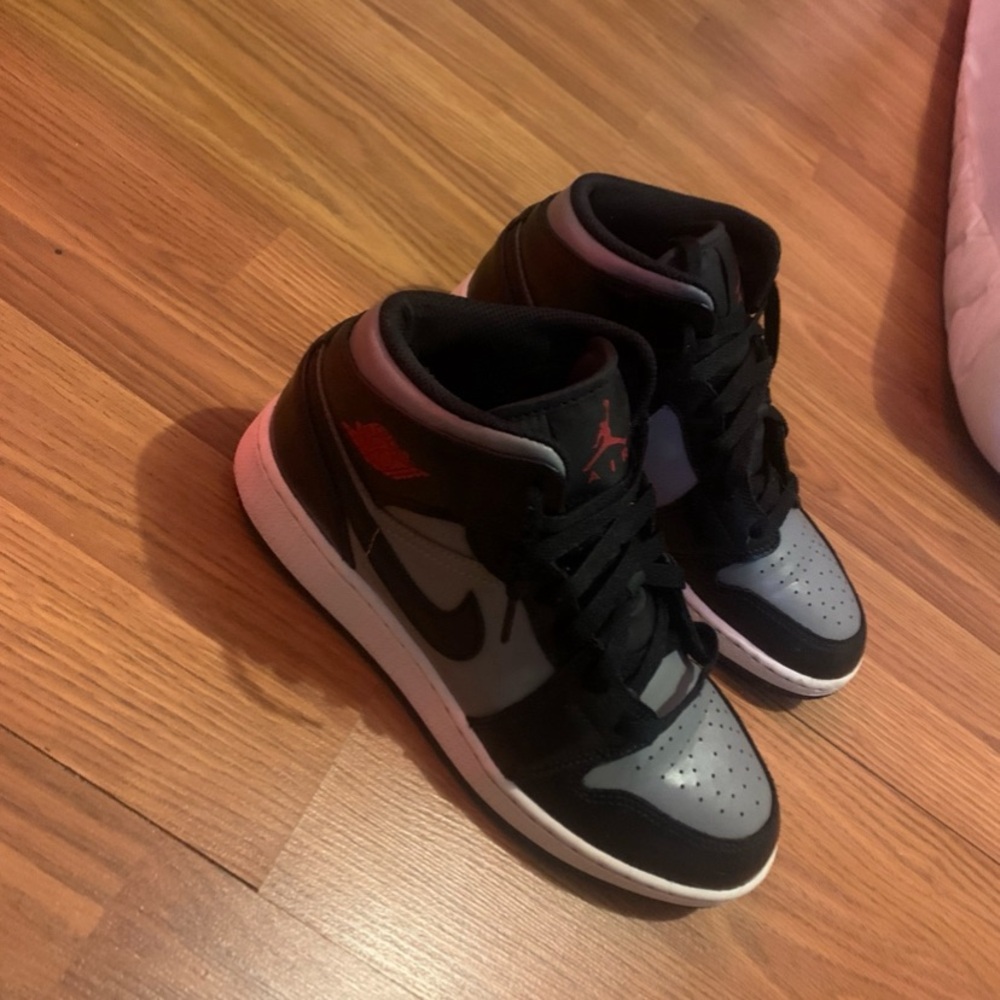 Jordan 1s mid